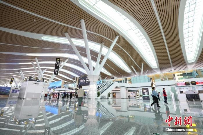 資料圖：貴陽龍洞堡國(guó)際機(jī)場(chǎng)T3航站樓出發(fā)大廳。 瞿宏倫 攝