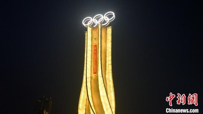 1月25日，由中建二局三公司承建的“海陀塔”順利竣工，奧運五環(huán)閃耀延慶冬奧賽區(qū)?！≈薪ǘ秩竟﹫D&#xA;