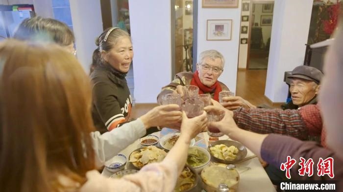 圖為賀歲紀(jì)錄片《“洋女婿”的中國(guó)年》劇照?！『h(yuǎn)航 攝