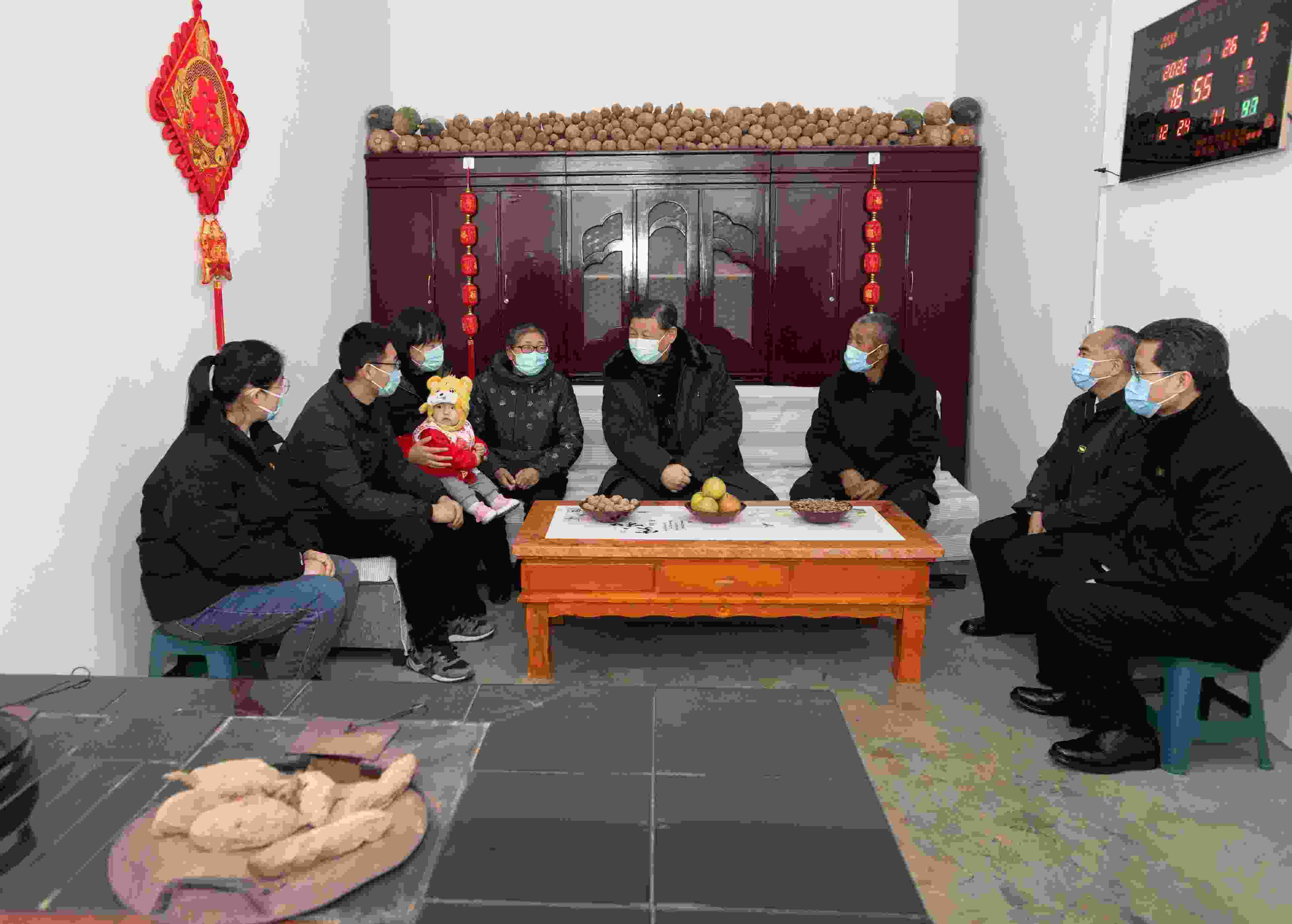 △2022年1月26日，中共中央總書記、國家主席、中央軍委主席習近平在臨汾市汾西縣僧念鎮(zhèn)段村同村民蔡文明一家親切交流。