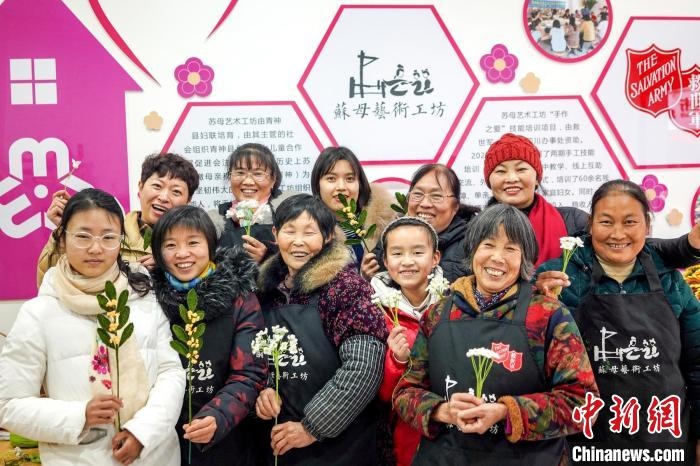 “蘇母藝術(shù)工坊”文創(chuàng)工作室的姐妹們。　古良駒 攝