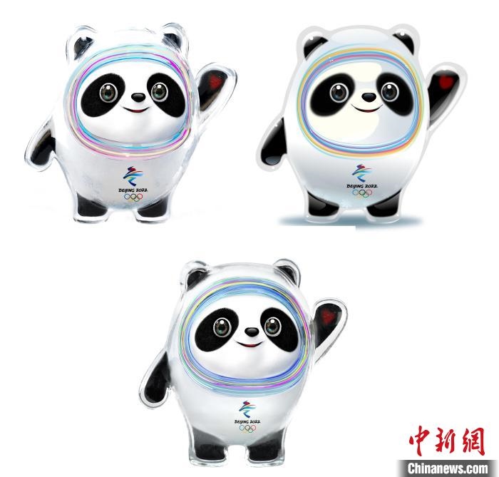 設(shè)計(jì)團(tuán)隊(duì)將“冰絲帶”的形象引入大熊貓后逐漸成型。上方兩個(gè)形象還是外八字腳，下方形象為最終定稿?！⑵皆乒﹫D