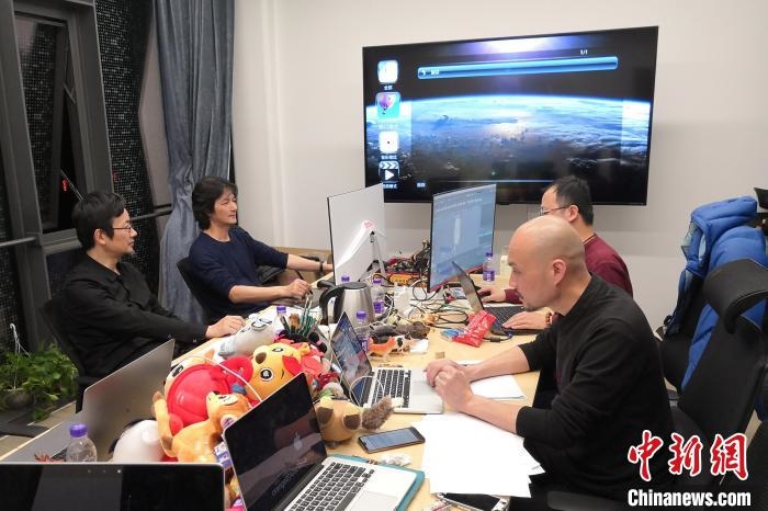 廣州美術(shù)學(xué)院曹雪、劉平云帶領(lǐng)的設(shè)計(jì)團(tuán)隊(duì)對(duì)北京冬奧會(huì)吉祥物加班加點(diǎn)進(jìn)行修改設(shè)計(jì)。(資料圖) 劉平云供圖