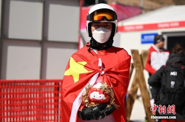 3月6日，中國選手梁景怡在賽后手捧吉祥物。當(dāng)日，北京2022年冬殘奧會殘奧高山滑雪男子超級大回轉(zhuǎn)-站姿決賽在國家高山滑雪中心舉行，中國選手梁景怡奪得冠軍。 <a target='_blank' href='/'>中新社</a>記者 劉冉陽 攝 　