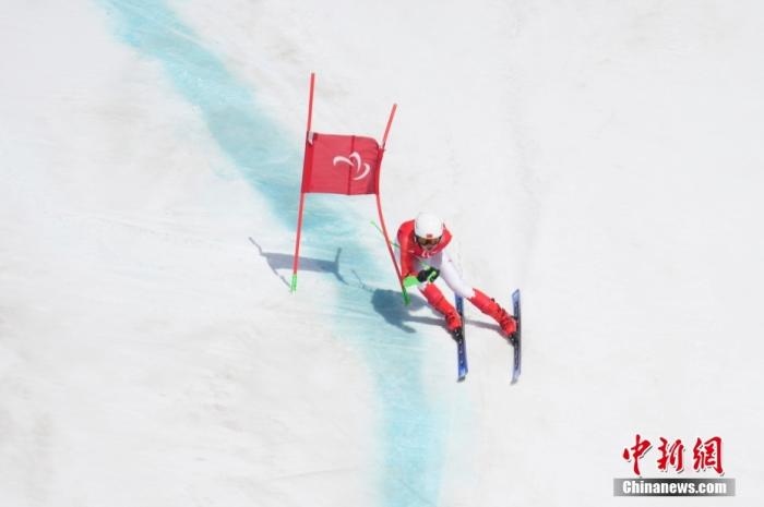3月6日，中國選手梁景怡在比賽中。當(dāng)日，北京2022年冬殘奧會殘奧高山滑雪男子超級大回轉(zhuǎn)-站姿決賽在國家高山滑雪中心舉行，中國選手梁景怡奪得冠軍。 <a target='_blank' href='/'>中新社</a>記者 劉冉陽 攝 　