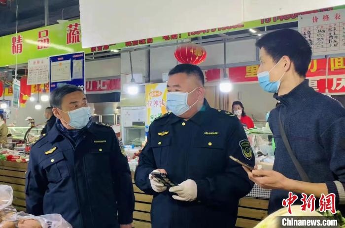 圖為執(zhí)法人員進行調(diào)查?！±铈面谩z