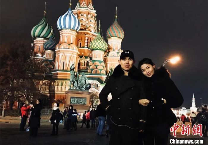 圖為敖木希勒夫婦留學(xué)合影?！“侥鞠＠展﹫D