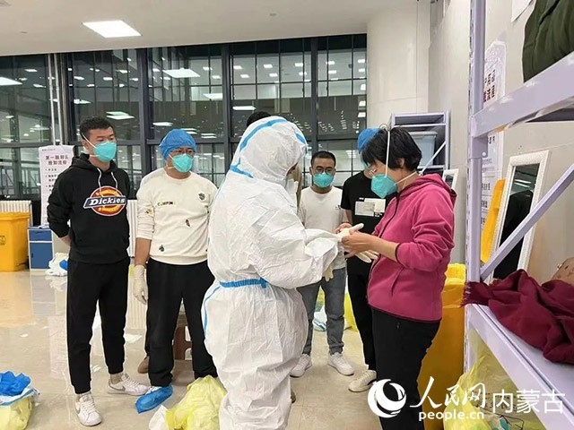 醫(yī)護人員正在方艙醫(yī)院工作。呼和浩特市第一醫(yī)院供圖