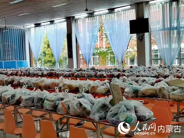 內(nèi)蒙古師范大學(xué)為返鄉(xiāng)學(xué)生準(zhǔn)備午餐和路途上的方便食品。內(nèi)蒙古教育廳供圖