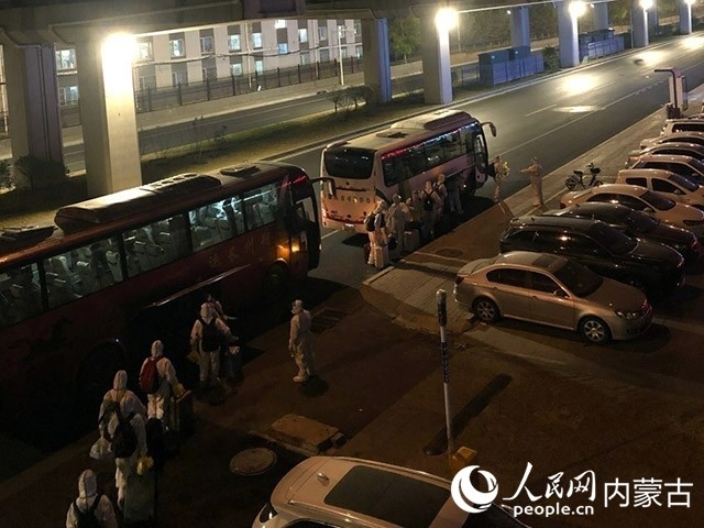 高校學(xué)生有序登車，前往隔離點(diǎn)。內(nèi)蒙古教育廳供圖