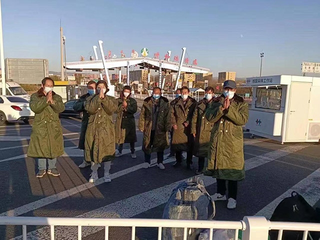 護(hù)送農(nóng)民工安全返鄉(xiāng)。賽罕區(qū)民政局供圖