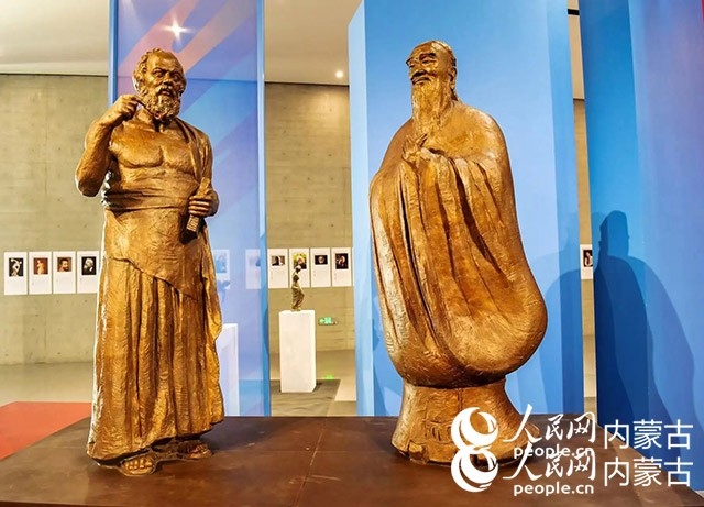 吳為山作品《神遇——孔子與蘇格拉底的對話》。實(shí)習(xí)生 楊光攝