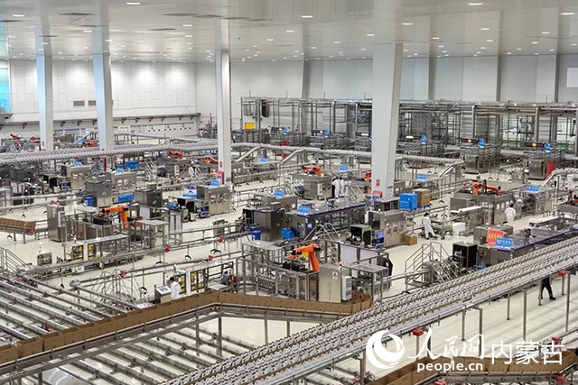 伊利健康谷液態(tài)奶生產(chǎn)基地。人民網(wǎng)記者 趙夢月攝