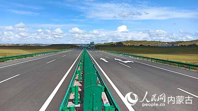 G1611經(jīng)棚至烏蘭布統(tǒng)高速公路項目。人民網(wǎng)記者 趙夢月攝
