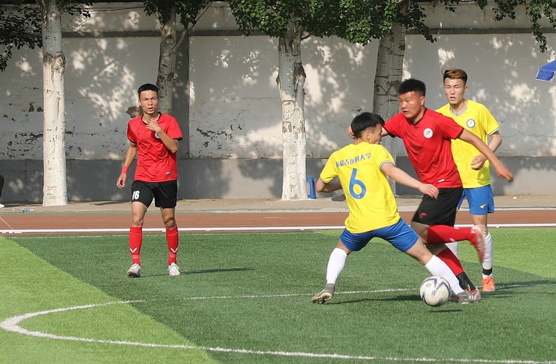 2.大學(xué)生足球聯(lián)賽本科組比賽現(xiàn)場(chǎng)，內(nèi)蒙古工業(yè)大學(xué)（紅色）對(duì)陣內(nèi)蒙古醫(yī)科大學(xué).jpg