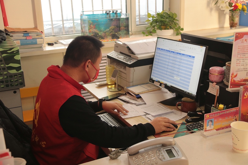 1635508690703010.jpg 志愿者孫連喜正在錄入數據。人民網劉藝琳攝.jpg