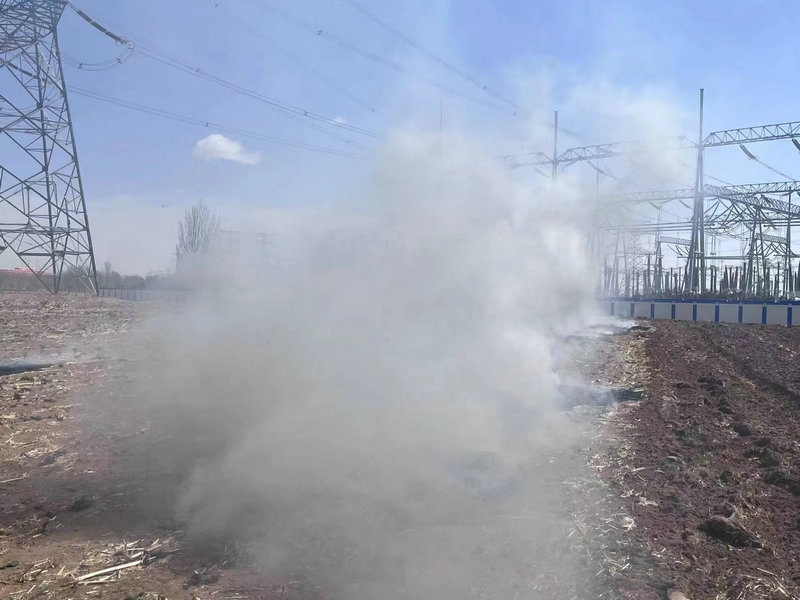 1649491870116650.jpg 秸稈燃燒產(chǎn)生大量濃煙.jpg
