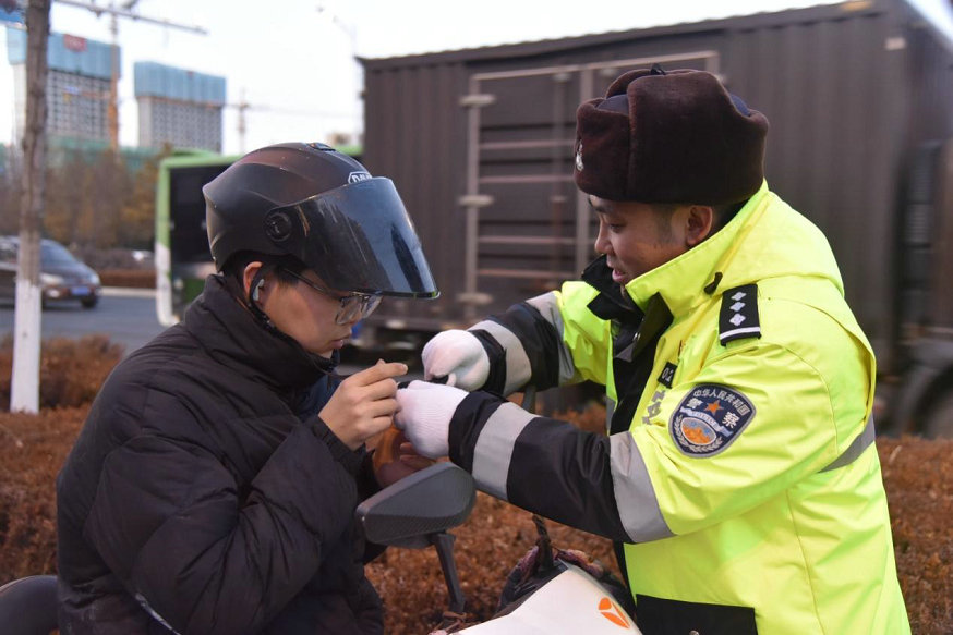 1737613360111917.jpg 交警2.jpg