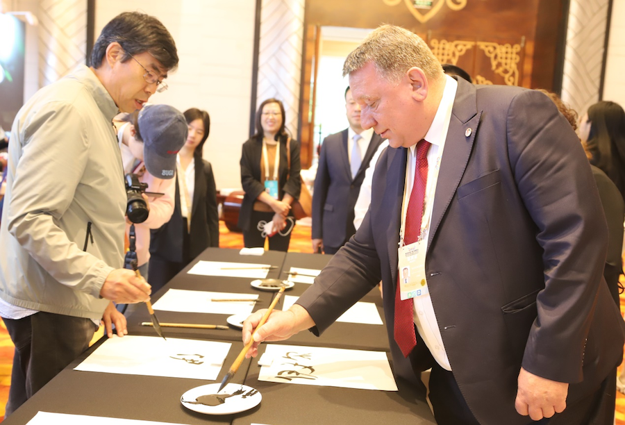 非遺、書(shū)法、文創(chuàng)齊亮相！2025年國(guó)家重要橋頭堡智庫(kù)論壇讓中外嘉賓讀懂北疆文化