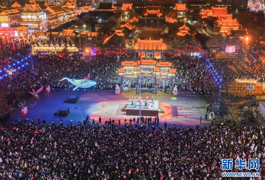 2025年12月31日晚，呼和浩特市玉泉區(qū)塞上老街旅游休閑街區(qū)跨年夜活動(dòng)現(xiàn)場(chǎng)游人如織。新華網(wǎng)發(fā)（丁根厚 攝）.jpg