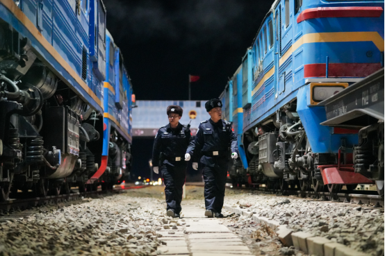 20260104移民管理警察正在對(duì)夜間出境列車進(jìn)行查驗(yàn)1.png