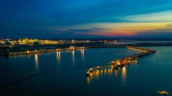 圖為中科煉化自建港口碼頭，30萬噸級原油泊位