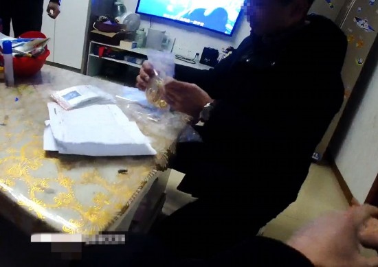 失主對照清單清點(diǎn)黃金等貴重物品。資陽市公安供圖