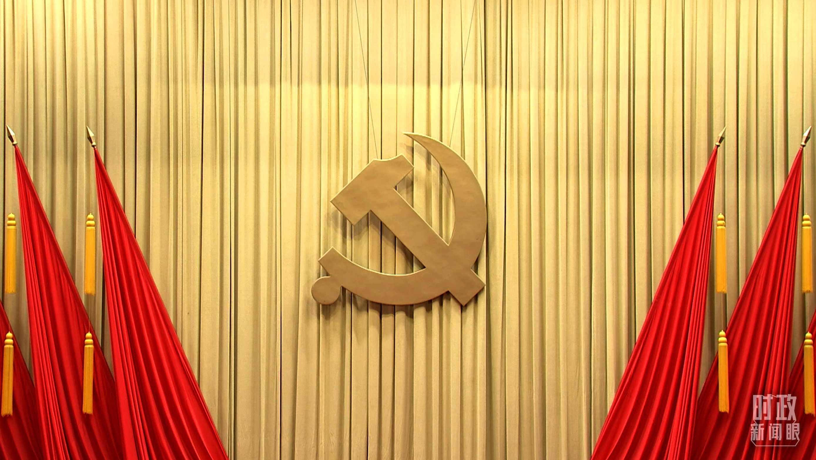 △會場上莊嚴(yán)的黨徽。（總臺央視記者郭鴻拍攝）