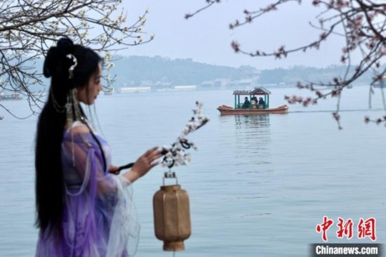 圖為游客在昆明湖畔游玩。<a target='_blank' data-cke-saved-href='/' href='/'><p align=