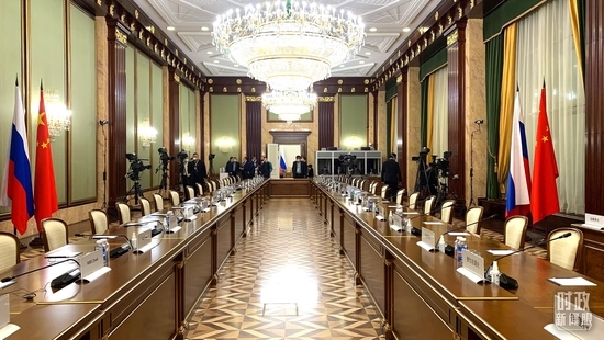 △俄羅斯聯(lián)邦政府大廈內(nèi)，習(xí)主席在這里會(huì)見俄羅斯總理米舒斯京。（總臺(tái)央視記者段德文拍攝）