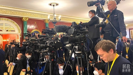 △等待中俄兩國(guó)元首共見記者的中外媒體同仁。（總臺(tái)央視記者段德文、李輝拍攝）