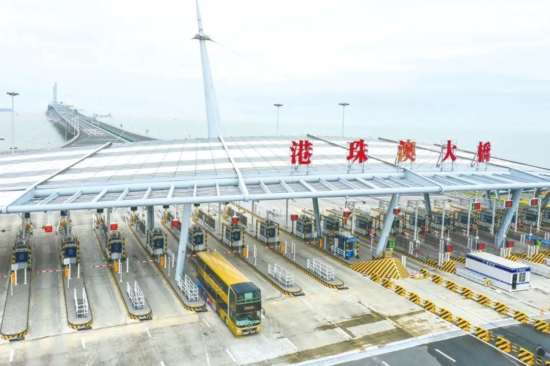 △一輛從香港開往珠海的港珠澳大橋穿梭巴士入境珠海。