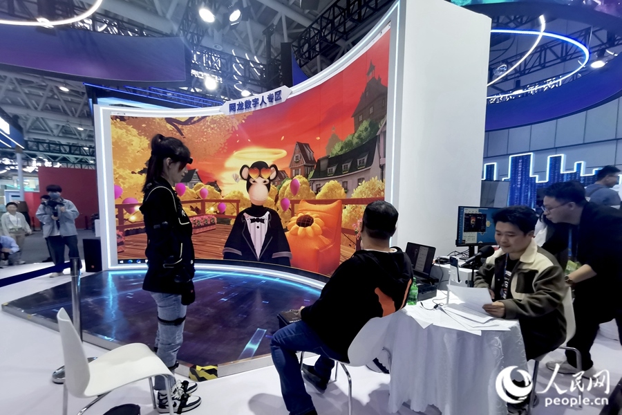 數(shù)字人主播“無聊猿”。人民網 葉青卿攝