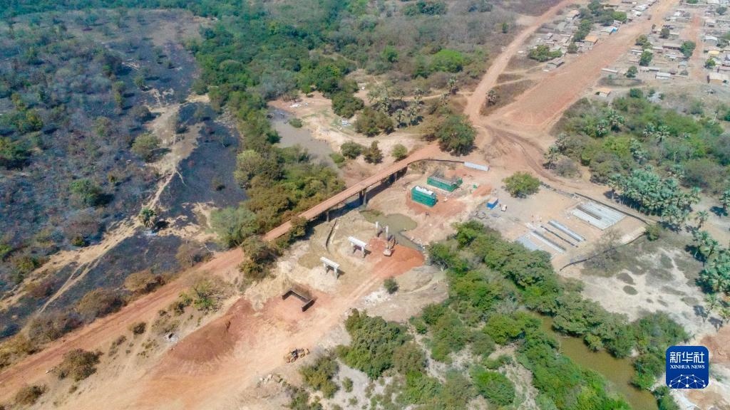 這是1月12日在科特迪瓦西北部奧迭內(nèi)省拍攝的北部公路項(xiàng)目施工現(xiàn)場(chǎng)（無(wú)人機(jī)照片）。新華社發(fā)（中國(guó)港灣工程有限責(zé)任公司供圖）