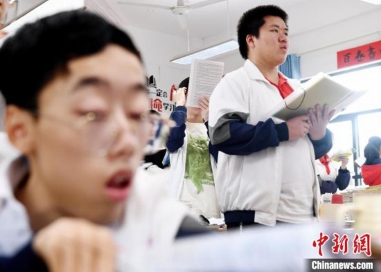 朱金祥(右)和鐘華強(左)正在加緊復(fù)習(xí)迎接高考。 卓忠偉 攝