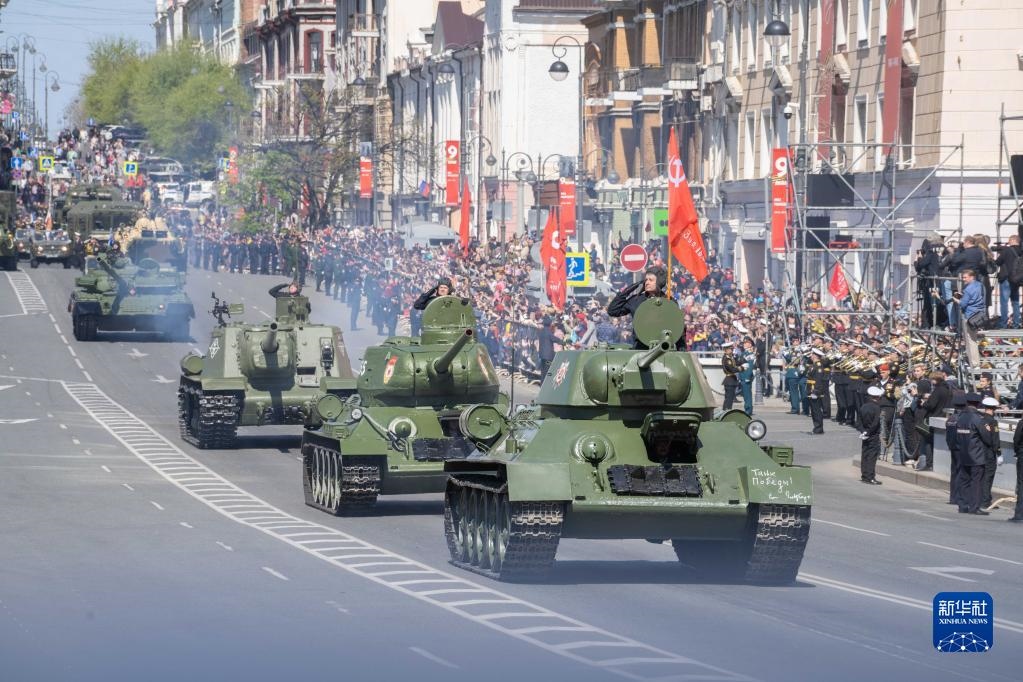 5月9日，在俄羅斯符拉迪沃斯托克市，坦克編隊(duì)參加閱兵式。新華社發(fā)（郭飛洲攝）