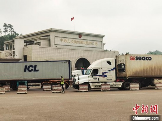 近日，位于中越邊境廣西憑祥市的友誼關(guān)口岸車水馬龍，裝載著東盟水果的跨境車輛來往不斷。黃艷梅 攝