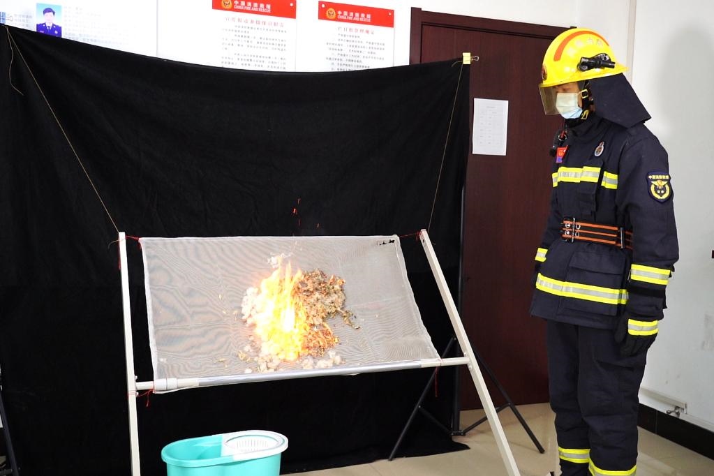 消防員在展示柳絮點(diǎn)燃實(shí)驗(yàn)。 張少欣 攝