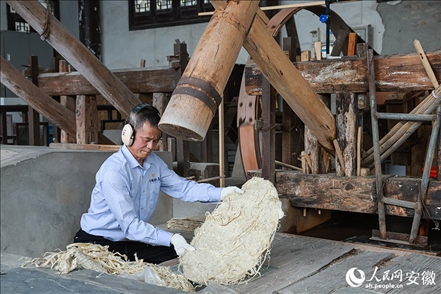 宣紙制作工藝——制簾。人民網(wǎng)記者 張俊攝