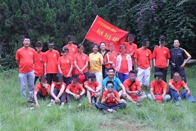 項目辦開展活動合影，喬海云（后排中，黑衣）和張月如（后排右一）