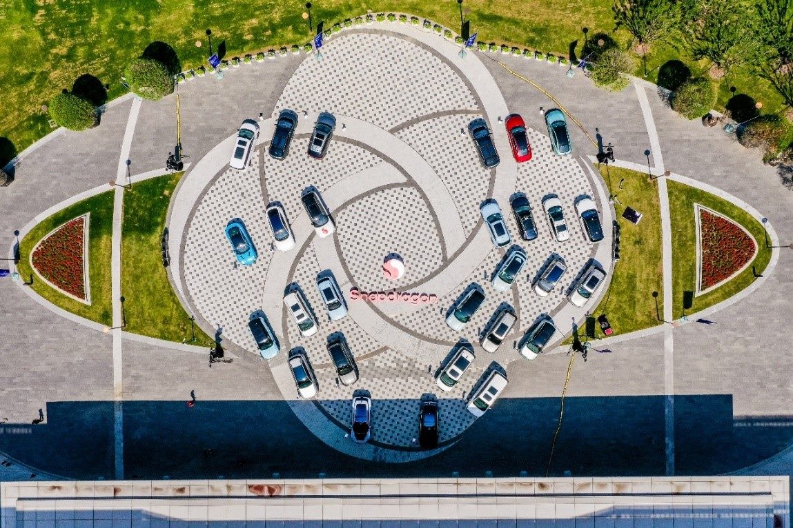 峰會戶外整車展示區(qū)俯瞰圖。（受訪者供圖）