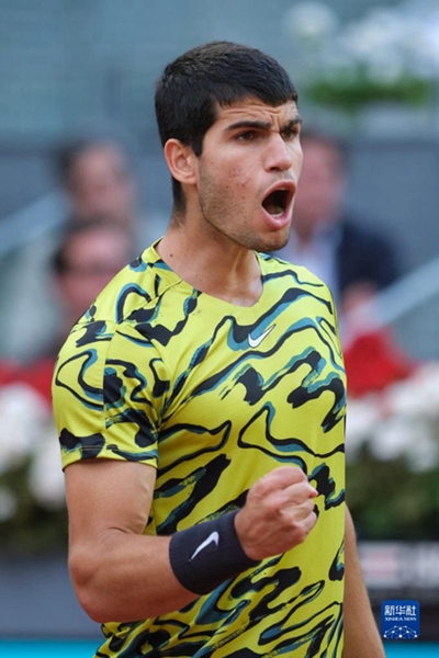 5月7日，阿爾卡拉斯在比賽中慶祝得分。當(dāng)日，在西班牙馬德里網(wǎng)球公開賽男單決賽中，西班牙選手阿爾卡拉斯以2比1戰(zhàn)勝德國選手施特魯夫，奪得冠軍。新華社記者 孟鼎博 攝