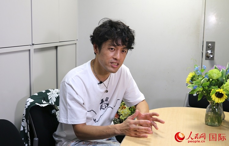 竹內(nèi)亮接受人民網(wǎng)專訪。人民網(wǎng) 許可攝