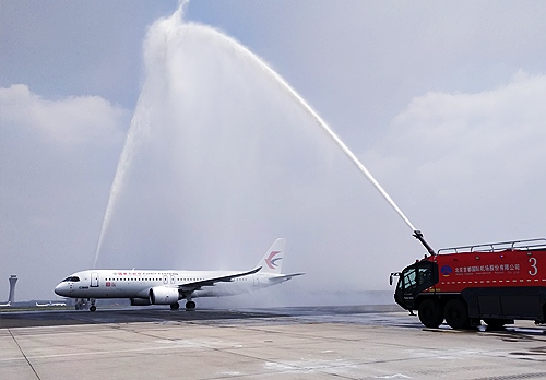 C919穿過象征民航最高禮儀的“水門”。東航供圖