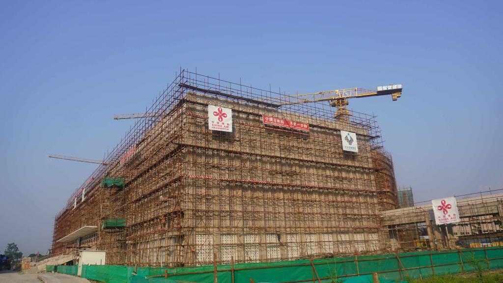 這是2023年5月23日在剛果（金）首都金沙薩拍攝的由中國(guó)援建的中部非洲文化藝術(shù)中心項(xiàng)目施工現(xiàn)場(chǎng)。