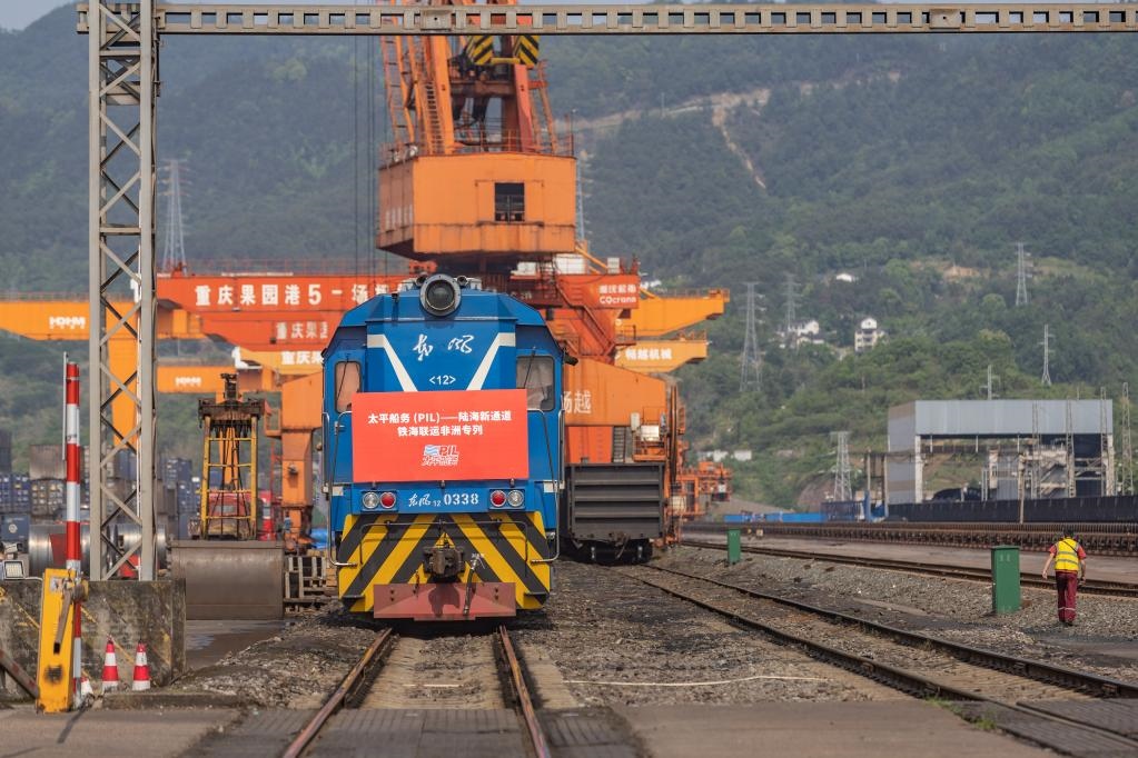 這是2023年4月27日，太平船務(wù)——西部陸海新通道江鐵海聯(lián)運(yùn)非洲專列在重慶果園港魚(yú)嘴站等待發(fā)車(chē)。
