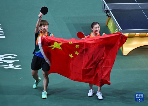 5月27日，陳夢（右）/王藝迪慶祝勝利。當(dāng)日，在南非德班進行的2023年世界乒乓球錦標賽女子雙打決賽中，中國選手陳夢/王藝迪以3比0戰(zhàn)勝韓國選手田志希/申裕斌，奪得冠軍。新華社記者 陶希夷攝