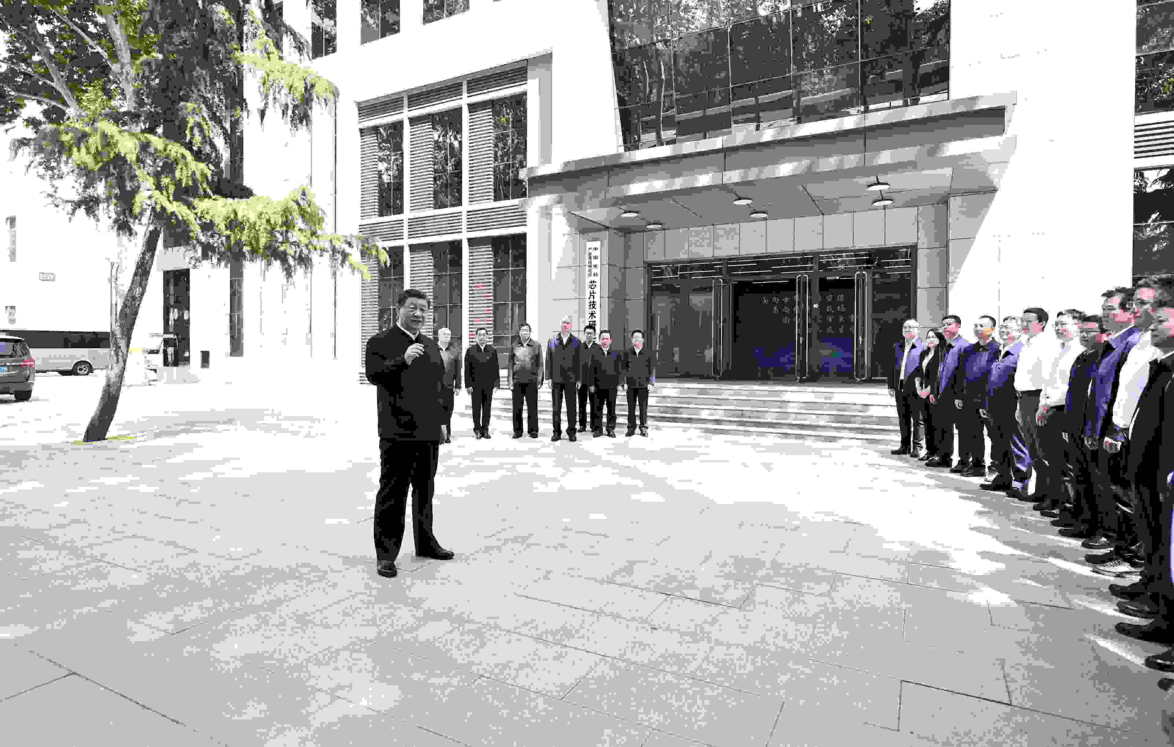 △2023年5月12日，習近平總書記在中國電科產(chǎn)業(yè)基礎研究院同科技工作者交流。