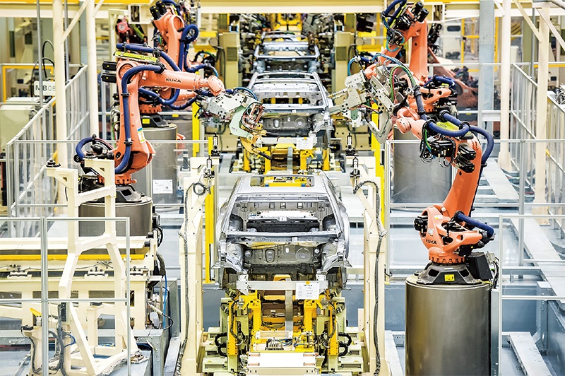 發(fā)展新能源汽車是我國(guó)從汽車大國(guó)邁向汽車強(qiáng)國(guó)的必由之路。2022年中國(guó)新能源汽車產(chǎn)銷分別實(shí)現(xiàn)705.8萬(wàn)輛和688.7萬(wàn)輛，連續(xù)8年位居世界第一。圖為廣汽埃安第一智造中心焊裝車間正在熱火朝天地生產(chǎn)。 廣汽埃安新能源汽車股份有限公司供圖