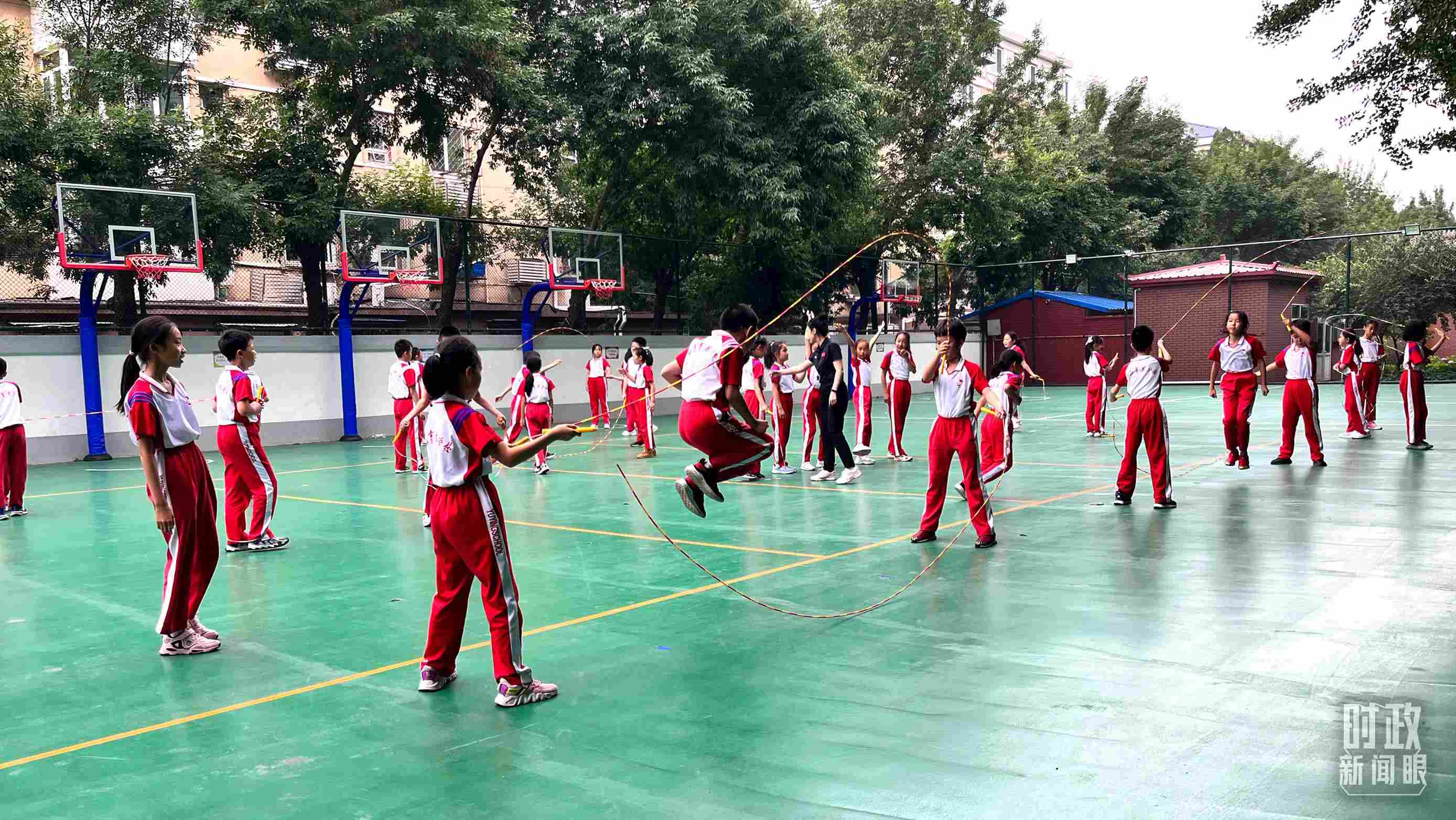 △正在跳繩的學(xué)生。（總臺央視記者張垚拍攝）